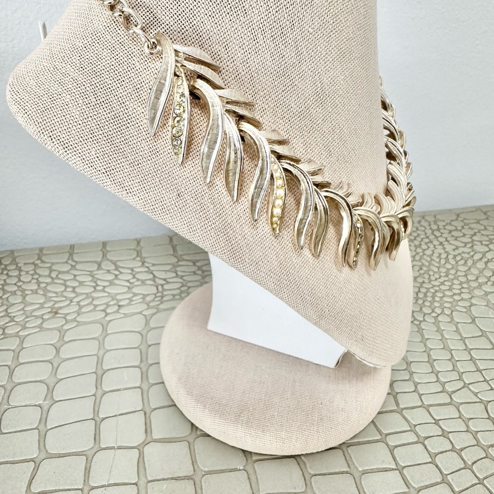 Vintage Art Gold Tone Leaf With Faux Pearls And Rhinestone Statement Necklace - Picture 3 of 5